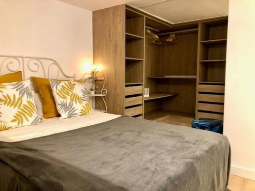 een slaapkamer met een groot bed met kussens bij Apartamento Cádiz Costa in Cádiz
