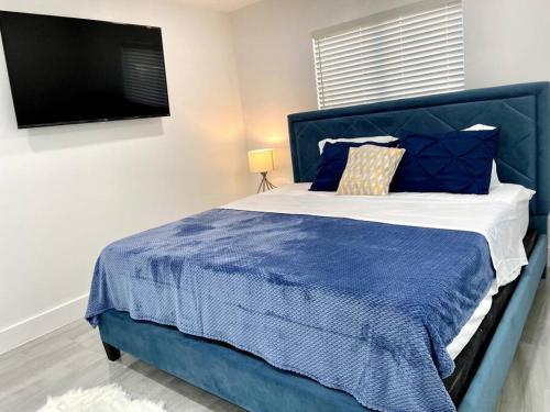 Ένα ή περισσότερα κρεβάτια σε δωμάτιο στο Home in West Palm Beach, FL -Ware