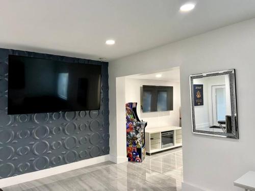 Μια τηλεόραση ή/και κέντρο ψυχαγωγίας στο Home in West Palm Beach, FL -Ware