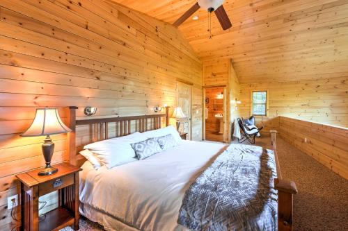 1 dormitorio con 1 cama en una cabaña de madera en Grizzly Tower Packwood Cabin with Forest Views!, en Packwood