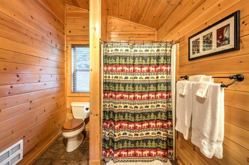 baño con ducha en una cabaña de madera en Grizzly Tower Packwood Cabin with Forest Views!, en Packwood