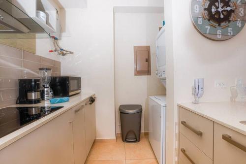 a small kitchen with a counter and a trash can at Condo Gorgona Beach Apartamento de Lujo de 2 Habitaciones in Chame