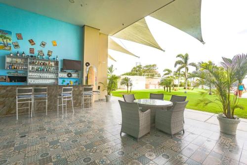 a patio with a bar with chairs and a table at Condo Gorgona Beach Apartamento de Lujo de 2 Habitaciones in Chame