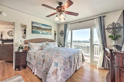Schlafzimmer mit einem Bett, einem Deckenventilator und einem Balkon in der Unterkunft Picturesque Ventura Retreat Steps to Shore! in Ventura