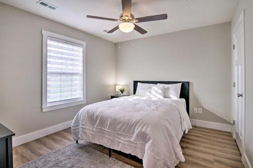 um quarto com uma cama e uma ventoinha de tecto em Pet-Friendly Ozark Home with Yard and Patio em Ozark