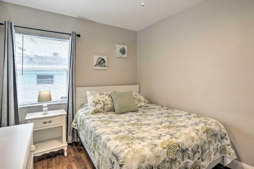 een kleine slaapkamer met een bed en een raam bij Pet-Friendly Gulfport Home Less Than 2 Mi to Beach in St Petersburg