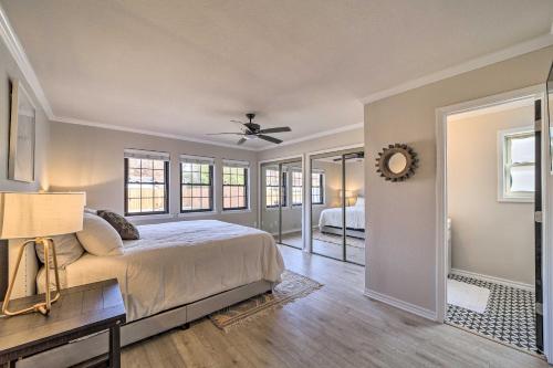um quarto com uma cama, uma mesa e janelas em Immaculate Woodland View Retreat with Hot Tub em Tulsa