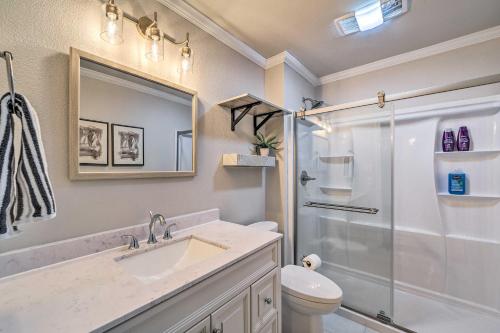 uma casa de banho com um chuveiro, um lavatório e um WC. em Immaculate Woodland View Retreat with Hot Tub em Tulsa