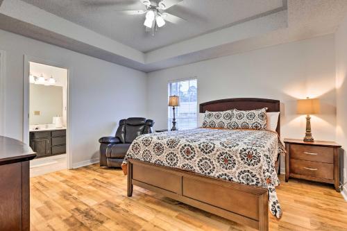 um quarto com uma cama, uma cadeira e uma janela em Ocean Springs Home with Sunroom about 5 Mi to Beach em Ocean Springs