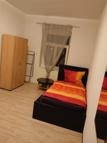 ein Schlafzimmer mit einem Bett und einer Kommode darin in der Unterkunft Stella's Monteurswohnungen in Fraureuth
