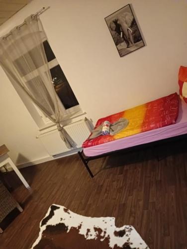 ein Wohnzimmer mit einem Sofa und einem Fenster in der Unterkunft Stella's Monteurswohnungen in Fraureuth