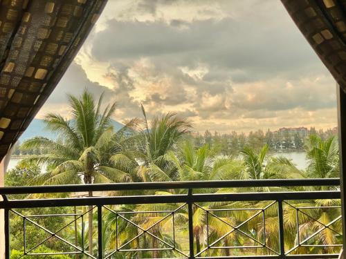 einen Blick vom Balkon eines Resorts mit Palmen in der Unterkunft Marina Cove, Lumut in Lumut