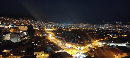 Blick auf die Stadt in der Nacht mit Lichtern in der Unterkunft cusco pasay in Cusco