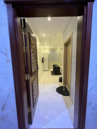 a hallway with a door leading to a room at طيبة جدة للوحدات السكنية in Al Kura