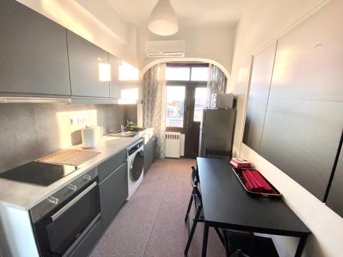 une cuisine avec une table et un comptoir noir dans l'établissement Classic 2 Bedroom Apartment Next to Metro - Marousi, à Athènes