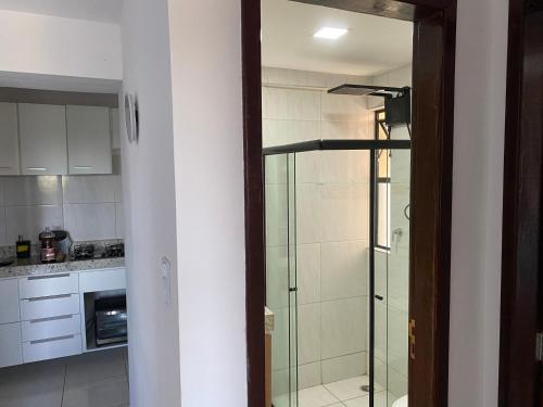uma casa de banho com um chuveiro em vidro numa cozinha em Apartamento 03B Residencial Morada do Vale em Garanhuns