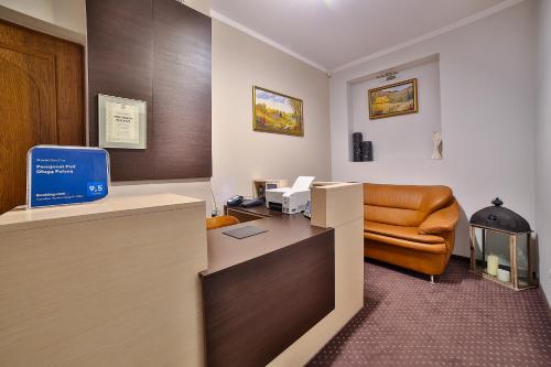 an office with a desk with a computer and a chair at Pensjonat Pod Długą Polaną in Nowy Targ