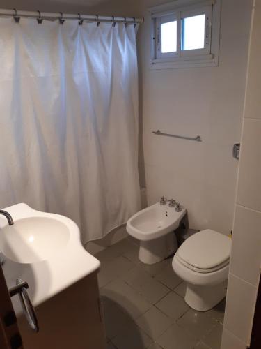 Departamento 4/5 PAX a 120 mts del mar- Necochea tesisinde bir banyo