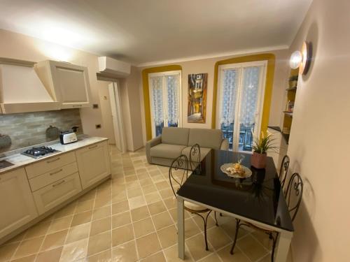 Η κουζίνα ή μικρή κουζίνα στο Casa Orefici, 4 Apartments in front of Aquarium!
