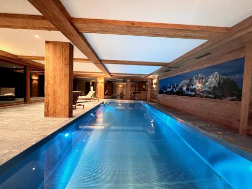 - une piscine dans une maison dans l'établissement HIDEAWAY DESIGN CHALET by Belle Stay, à Kitzbühel