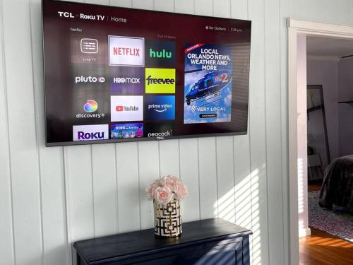 Cozy sanctuary minutes from the bay and beachesにあるテレビまたはエンターテインメントセンター