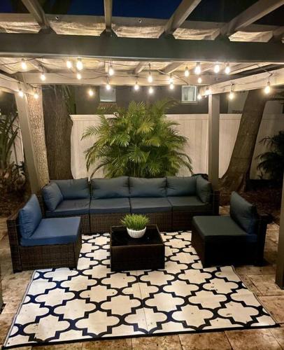 Cozy sanctuary minutes from the bay and beachesにあるシーティングエリア