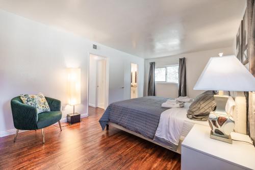1 dormitorio con 1 cama, 1 silla y 1 lámpara en @ Marbella Lane - Cozy & Bright Duplex in W Covina, en West Covina