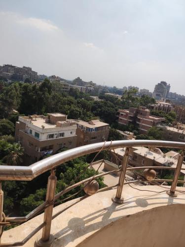 - une vue sur la ville depuis le haut d'un bâtiment dans l'établissement سرايات المعادي القاهرة, au Caire