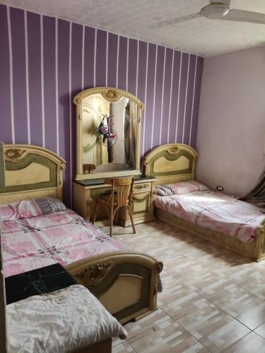 - une chambre avec 2 lits, une coiffeuse et un miroir dans l'établissement سرايات المعادي القاهرة, au Caire