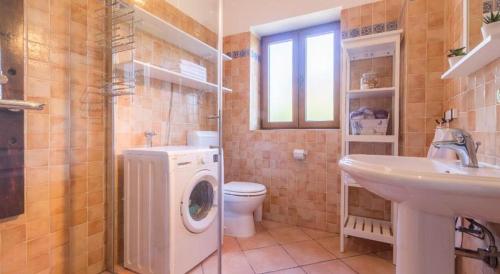 een badkamer met een wasmachine en een wastafel bij Villa Baleta in Butkovići