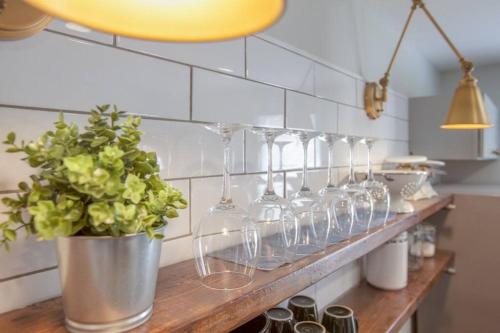 ピッツバーグにあるBeautiful One Bedroom City Oasisの台所のカウンターに一杯のワイングラス