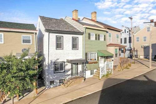 an empty street with houses on a street at Hip and Bright Lawerenceville 2 Bed Easy Parking in Pittsburgh