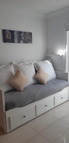 un letto con cuscini sopra di Desconecta en la isla mítica ad Arrecife