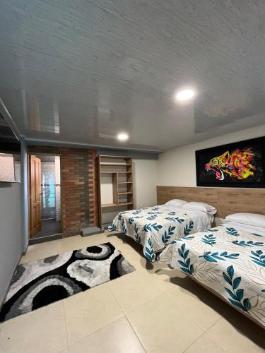 1 Schlafzimmer mit 2 Betten und einem Kamin in der Unterkunft DOÑA EMMA in Sibundoy