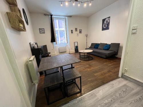 un salon avec un canapé et une table dans l'établissement Le Marceau, T2 tout équipé au cœur de ville, à Grenoble