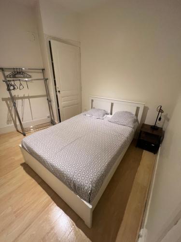 - une chambre avec un lit dans une pièce avec une porte dans l'établissement Le Marceau, T2 tout équipé au cœur de ville, à Grenoble
