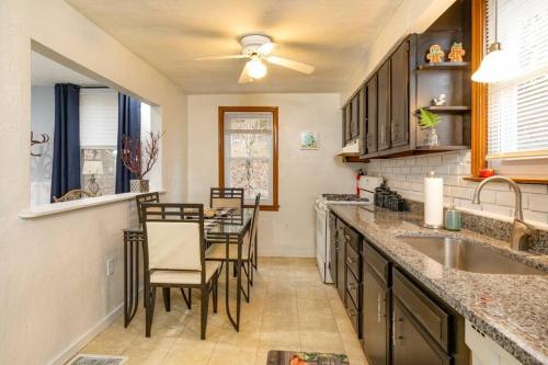 匹茲堡的住宿－Stylish and Refined with Easy City Access，厨房配有水槽和桌椅
