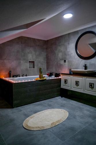 Un baño grande con bañera y lavabo. en Villa Fivestar Plus, en Sakarya