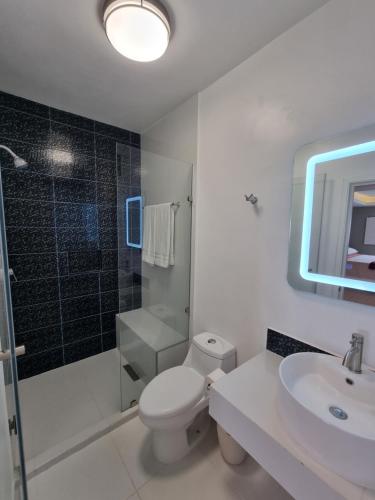 y baño con aseo, lavabo y ducha. en Casa Escamela Suites privadas en Orizaba