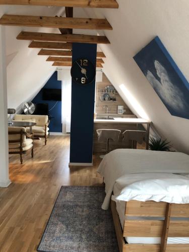 1 dormitorio en el ático con 1 cama y cocina en Loft Johanns Hochsitz, en Beverungen