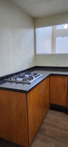 una cocina vacía con fogones y encimera en Habitaciones Mimado morelia en Morelia