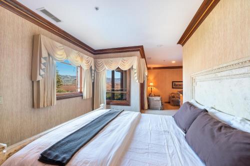 a large bed in a room with a window at Stock Farm Inn in Hopland