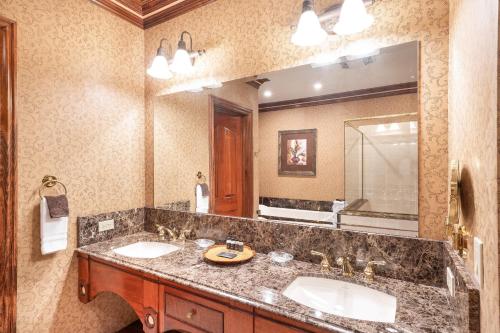 a bathroom with two sinks and a large mirror at Stock Farm Inn in Hopland