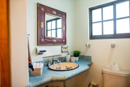 a bathroom with a sink and a mirror and a toilet at Hermosa, Enorme y Céntrica Casa Toluca y Metepec in Toluca