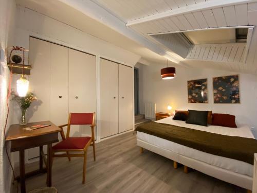 une chambre avec un lit, une table et un bureau dans l'établissement Les Cosy De Nancy - Le Duplex Vintage 4*, à Nancy