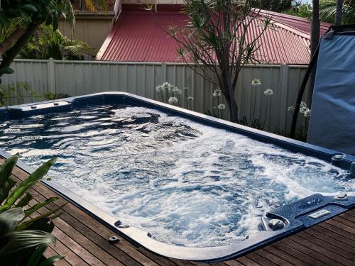 Φωτογραφία από το άλμπουμ του Cheerful/family friendly home with water views σε Shellharbour