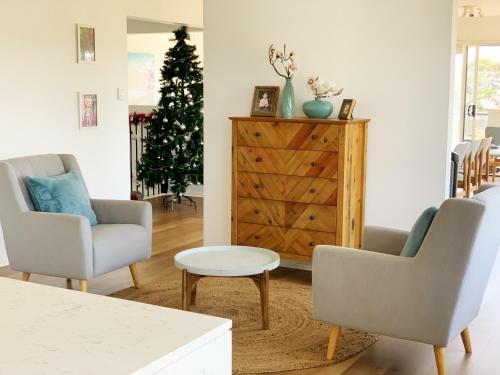 Χώρος καθιστικού στο Cheerful/family friendly home with water views