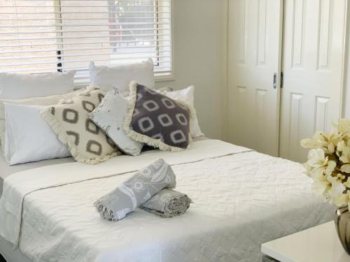 Llit o llits en una habitació de Cheerful/family friendly home with water views