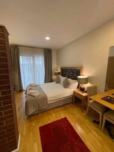 a bedroom with a bed and a table with a lamp at Hotel Altes Fährhaus in Berlin