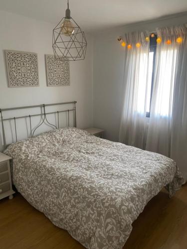 1 dormitorio con 1 cama y una ventana con cortinas en Encanto - Pinilla del Valle en Pinilla del Valle